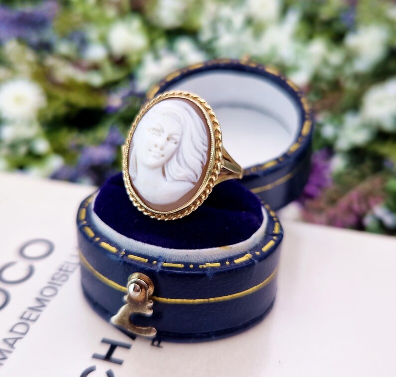 Vintage 1977 9ct Yellow Gold Natural Coloured White Lady Cameo Ring / Size L 1/2 or 6.25 afbeelding 3