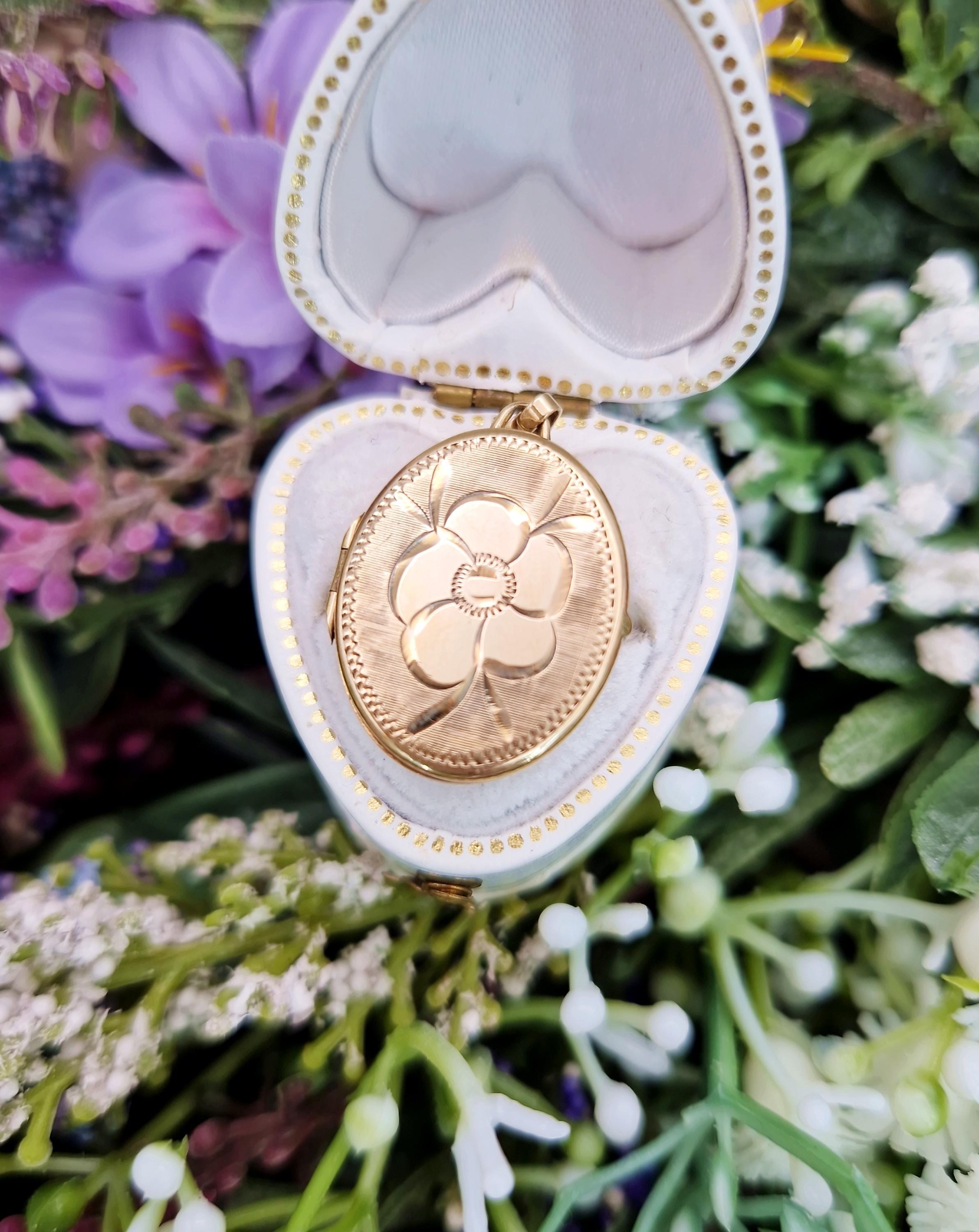 Vintage 1982 9ct Yellow Gold Ornate Engraved Oval Flower