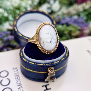 Vintage 1977 9ct Yellow Gold Natural Coloured White Lady Cameo Ring / Size L 1/2 or 6.25 afbeelding 2