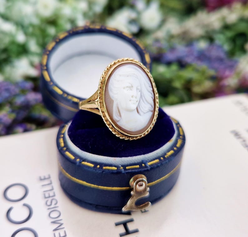 Vintage 1977 9ct Yellow Gold Natural Coloured White Lady Cameo Ring / Size L 1/2 or 6.25 afbeelding 2