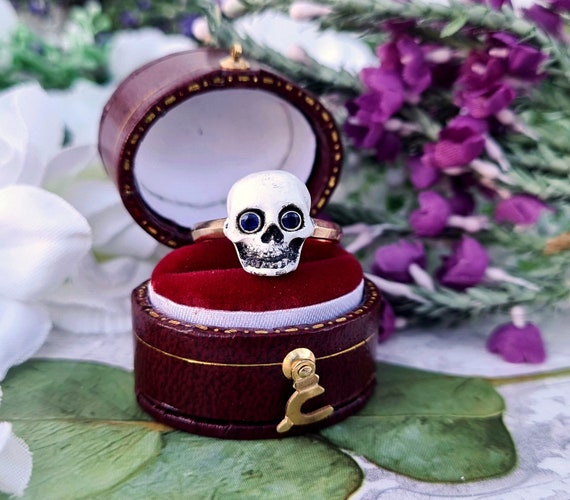 Vintage 9ct Gold Silver Detailed White Enamel Skull Ring With