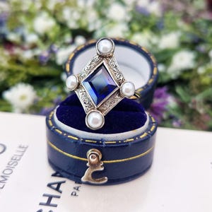 Antique Art Deco 18ct Gold Royal Blue Sapphire & White Pearl Statement Ring / Size Q 1/2 or 8.5 image 4