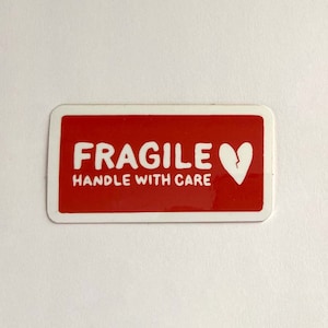 Fragiler Griff Mit Sorgfalt 5,5 x 1"Classic Sensitive Soul Practice Empathy Herz Vinyl Aufkleber für Laptop, Autofenster, Wasserflasche