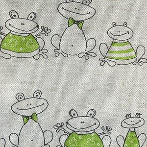 Puede incluir: Un fondo blanco con un patr&oacute;n de ranas verdes con contornos negros. Las ranas llevan camisas verdes con diferentes patrones. Algunas ranas llevan pajaritas.