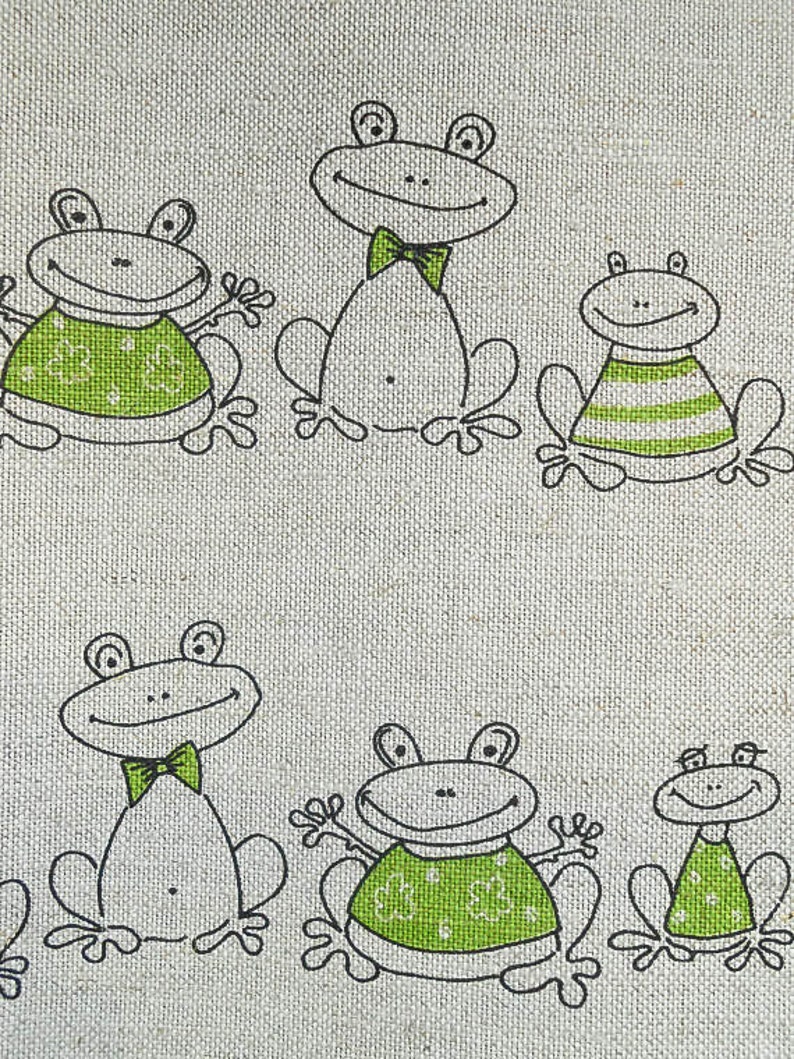 Puede incluir: Un fondo blanco con un patr&oacute;n de ranas verdes con contornos negros. Las ranas llevan camisas verdes con diferentes patrones. Algunas ranas llevan pajaritas.