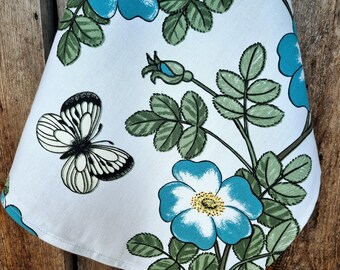 Strofinaccio in lino con rose selvatiche e farfalle – Decorazione floreale per la cucina, idea regalo