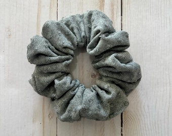 Gray Swiss Dot Knit Scrunchie, Accessoire pour cheveux pour femmes