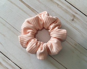 Scrunchie, cravate en tricot côtelé rose clair