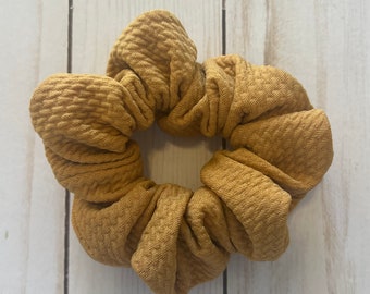 Scrunchie jaune moutarde, cravate texturée, accessoire capillaire