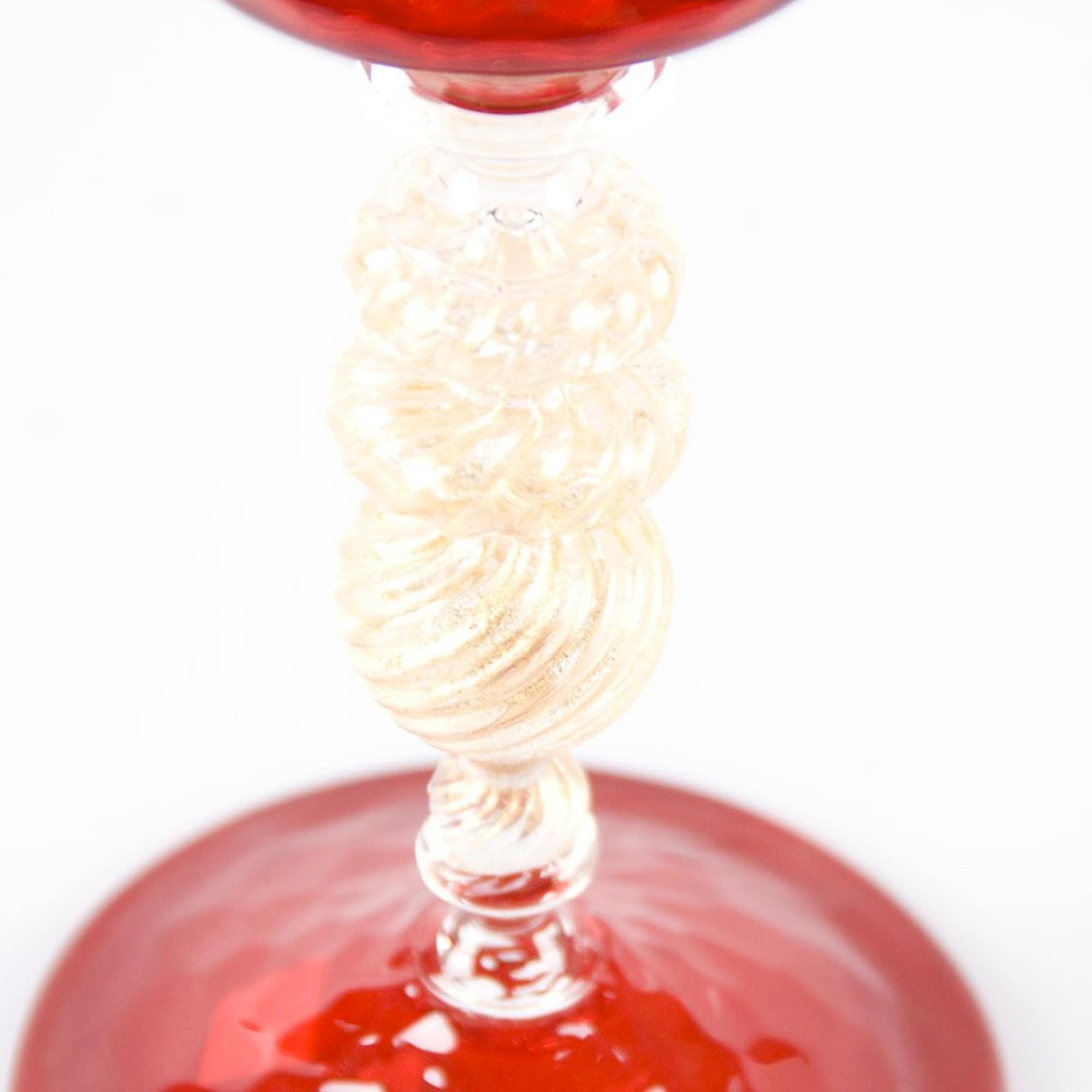 赤いムラーノガラスのゴブレット：ベネチアンアートガラスの聖杯