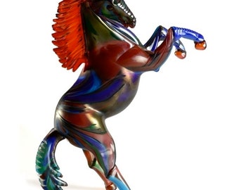 ムラーノガラスの立ち上がる馬の彫刻：多色彩のベネチアンアート