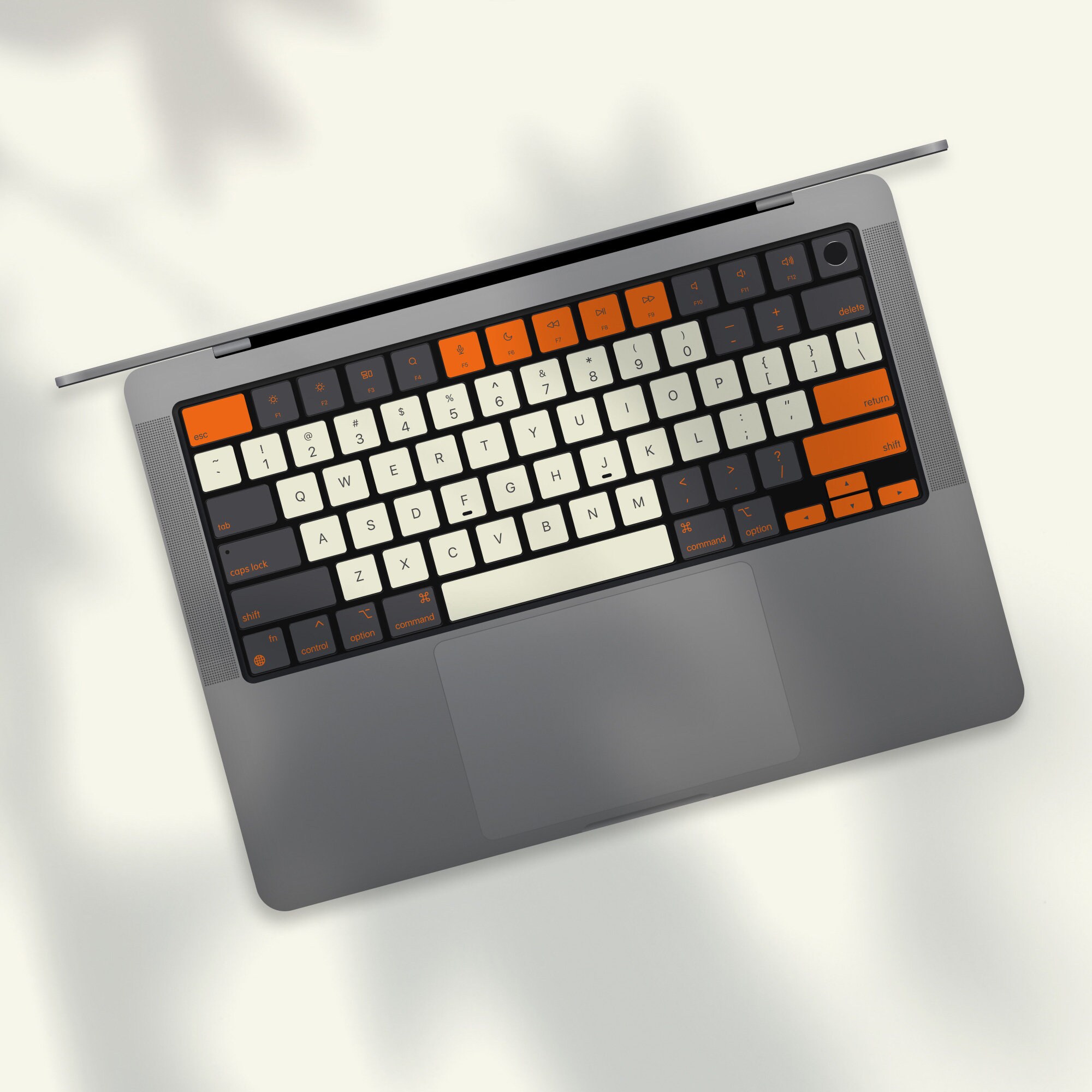 大胆なカラーコントラストの MacBook キーボード ステッカー | 鮮やかでカラフルな MacBook キーボード デカール |  オレンジのアクセントとライトベージュの MacBook キーボード ラップ
