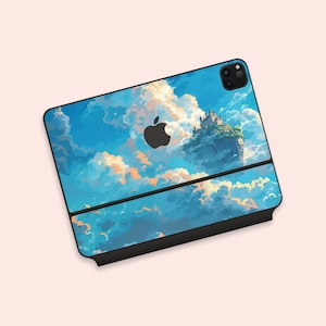 Puede incluir: Una funda de teléfono negra con un diseño de cielo y nubes azules y blancas. La funda presenta una isla flotante con un castillo en la cima y un logotipo de Apple en la parte superior central.