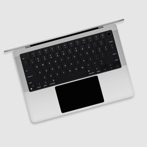 以下が含まれることがあります： 黒いキーボードとトラックパッドを備えたシルバーのラップトップ。キーボードには白い文字と数字があります。ラップトップは開いており、キーボードとトラックパッドが表示されています。画面は表示されていません。