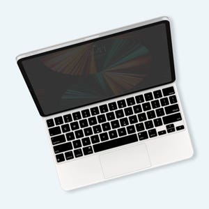 Könnte beinhalten: Ein weißer Laptop mit einer schwarzen Tastatur und einem schwarzen Trackpad. Der Bildschirm ist dunkel und zeigt eine Uhr mit der Zeit 9:41.