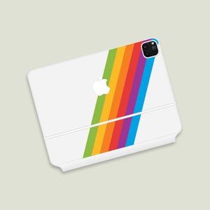 以下が含まれることがあります： 虹色のストライプのデザインとアップルのロゴが付いた白いiPhoneケース。