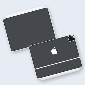 Può includere: Due custodie per telefono di colore grigio scuro, una con un logo Apple bianco e l'altra con un ritaglio per l'obiettivo della fotocamera nero.