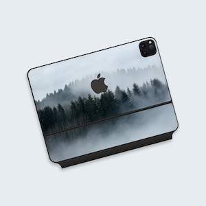 Tema Misty Forest Skin per iPad Pro Magic Keyboard / Decalcomania Peaceful Woodland per iPad Pro Magic Keyboard / Cover per tastiera iPad ispirata alla natura