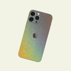 Può includere: Una custodia per telefono scintillante e iridescente con un gradiente di giallo, verde e blu. La custodia ha una finitura testurizzata e un ritaglio per l'obiettivo della fotocamera.
