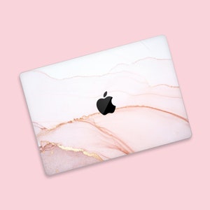 Zachtroze en gouden overgang marmer MacBook Air Skin | Warme, esthetische MacBook-skin | Roze marmer met goudkleurige ader MacBook Skin