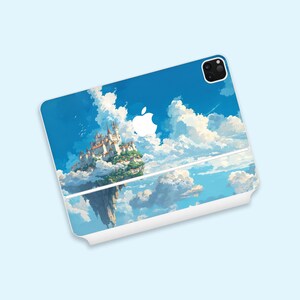 Könnte beinhalten: Eine weiße Handyhülle mit einem Design aus blauem Himmel und weißen Wolken. Ein weißes Schloss schwebt auf einer Wolke im Himmel. Das Apple-Logo befindet sich oben in der Mitte der Hülle.
