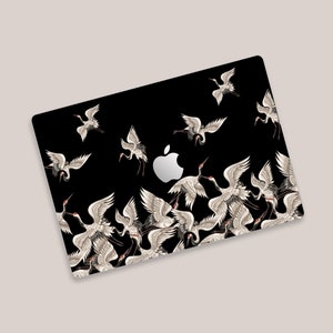 Pele elegante do MacBook Air do estilo Zen japonês com coroa vermelha | Pele do MacBook Pro com padrão de voo de guindastes Sakura | Decalque do MacBook com arte cultural japonesa