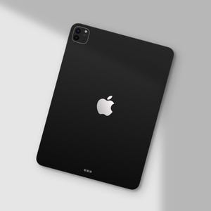 Peut inclure: Une tablette noire avec un logo Apple argenté au dos. La tablette a un module caméra dans le coin supérieur gauche et trois petits points en bas. L'appareil est posé sur un fond blanc.