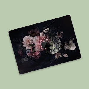 Aspect floral foncé de luxe pour MacBook Air | Aspect floral sombre éphémère dans l'ombre pour MacBook | Skin de protection Peony Nightfall pour MacBook Air 15