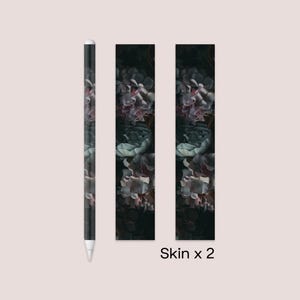 Op de afbeelding: Een stylus en twee rechthoekige skins met een bloemenpatroon in donkergroen, paars en wit. De tekst "Skin x 2" is zichtbaar. De items zijn ontworpen om op een apparaat te worden aangebracht.