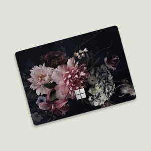 Elegância floral escura Surface Pro e Surface Go Skin | Skin botânica escura Surface Go Skin | Padrão elegante e decalque de flores vibrantes Surface Pro