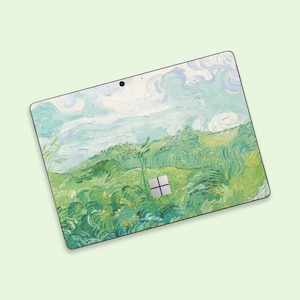 Puede incluir: Una pintura de paisaje verde y azul con un cielo blanco. La pintura está en el estilo de Vincent van Gogh y presenta pinceladas en espiral. La pintura está en una tableta.