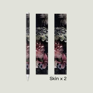 Op de afbeelding: Twee bloemmotief skins voor een Apple Pencil. Het ontwerp heeft een donkere achtergrond met roze, paarse en groene bloemen.