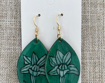 Floral design dangle earrings