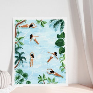 Pu&ograve; includere: Dipinto ad acquerello di cinque donne che nuotano in una piscina circondata da piante tropicali. Le donne indossano costumi da bagno bianchi e sono in varie pose. L'acqua &egrave; di colore blu chiaro e le piante sono verdi.
