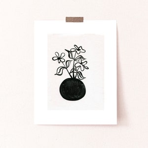 Impresión de flores minimalista, impresiones en blanco y negro, margaritas en un jarrón, impresiones de arte gráfico, arte de pared Boho, impresión de margarita, póster de flores vintage