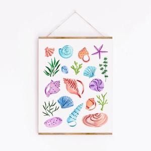 Puede incluir: Una ilustración de acuarela de conchas marinas, estrellas de mar y algas. Las conchas marinas son de varios colores, incluyendo rosa, azul, morado y naranja. La estrella de mar es morada y las algas son verdes.