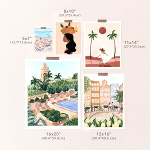 Puede incluir: Cinco ilustraciones de acuarela de diferentes escenas, cada una con un borde blanco y una etiqueta de tama&ntilde;o en pulgadas y cent&iacute;metros. Las ilustraciones incluyen una escena de playa con sombrillas, una mujer con una cesta de fruta en la cabeza, una mujer caminando por una playa con palmeras, un patio con una piscina y palmeras, y una escena de ciudad con edificios y un puente.