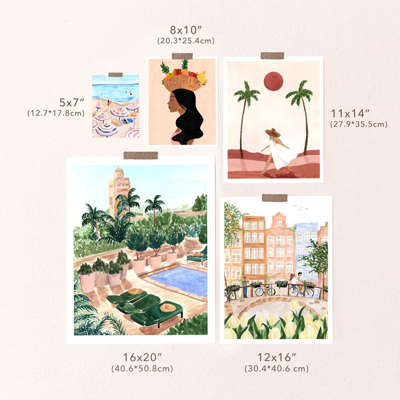 Puede incluir: Cinco ilustraciones de acuarela de diferentes escenas, cada una con un borde blanco y una etiqueta de tama&ntilde;o en pulgadas y cent&iacute;metros. Las ilustraciones incluyen una escena de playa con sombrillas, una mujer con una cesta de fruta en la cabeza, una mujer caminando por una playa con palmeras, un patio con una piscina y palmeras, y una escena de ciudad con edificios y un puente.