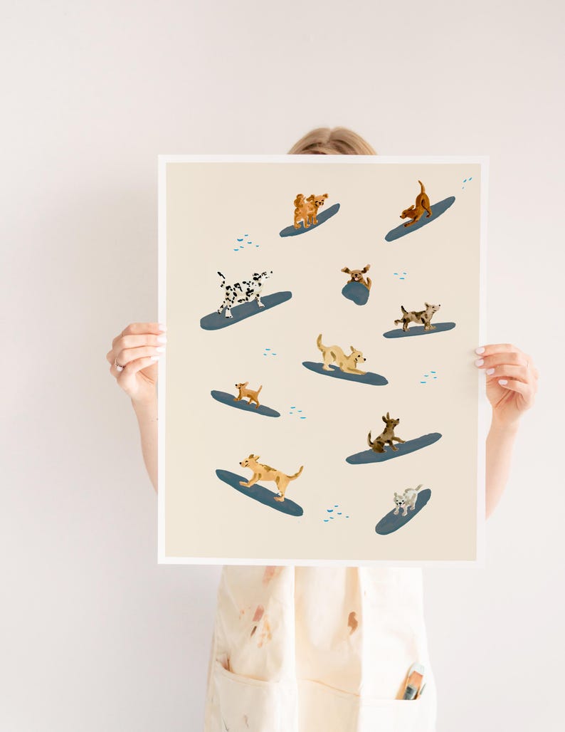 K&ouml;nnte beinhalten: Ein beiger Druck mit einem Muster aus Hunden, die auf blauen Surfbrettern surfen. Die Hunde sind verschiedener Rassen und Farben, darunter braun, wei&szlig;, schwarz und beige.
