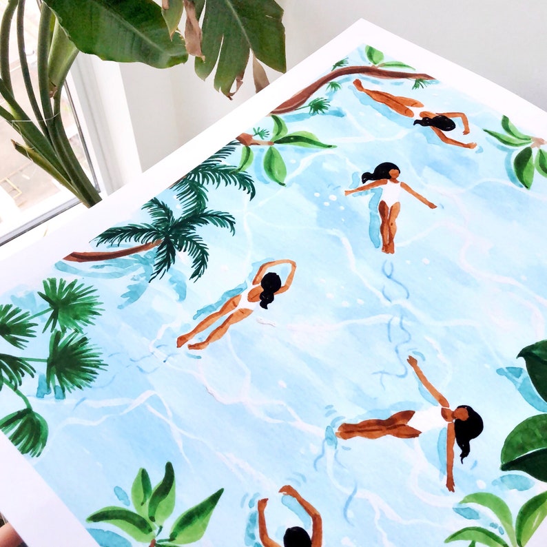 Pu&ograve; includere: Un dipinto ad acquerello di cinque persone che nuotano in una piscina blu con palme e altre piante tropicali sullo sfondo.