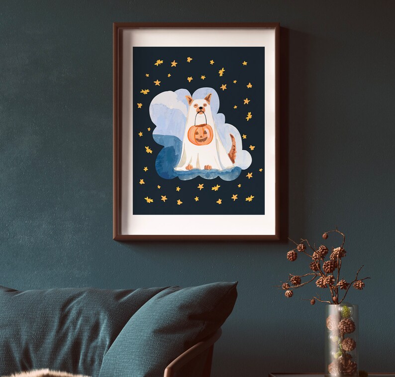 Puede incluir: Una ilustraci&oacute;n de acuarela de un perro vestido de fantasma sosteniendo una calabaza tallada. El perro est&aacute; sentado en una nube con estrellas doradas en el fondo.