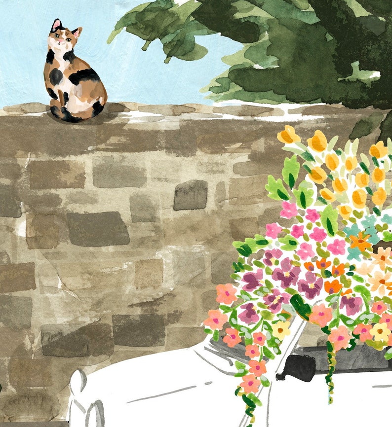K&ouml;nnte beinhalten: Ein wei&szlig;es Auto mit einem gro&szlig;en Strau&szlig; aus rosa, orangefarbenen und gelben Blumen darauf. Eine dreifarbige Katze sitzt auf einer Backsteinmauer hinter dem Auto.