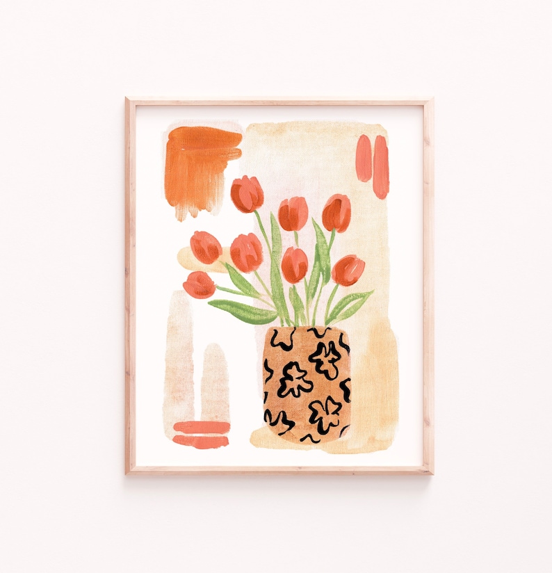 Puede incluir: Una pintura de acuarela de un ramo de tulipanes naranjas en un jarr&oacute;n con estampado marr&oacute;n y negro. El fondo es de color amarillo claro con formas abstractas de color naranja y melocot&oacute;n.