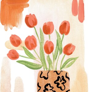 Puede incluir: Un ramo de tulipanes rojo anaranjado en un jarr&oacute;n de color marr&oacute;n y negro con un dise&ntilde;o estampado. El jarr&oacute;n tiene un dise&ntilde;o ondulado.