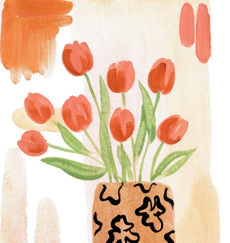 Puede incluir: Un ramo de tulipanes rojo anaranjado en un jarr&oacute;n de color marr&oacute;n y negro con un dise&ntilde;o estampado. El jarr&oacute;n tiene un dise&ntilde;o ondulado.