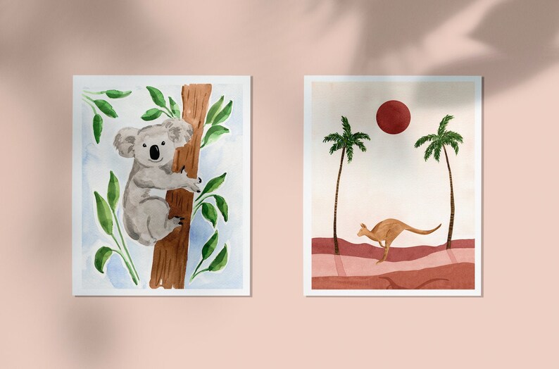 Puede incluir: Dos ilustraciones de acuarela de animales australianos. La primera muestra un koala trepando un &aacute;rbol con hojas verdes. La segunda muestra un canguro saltando a trav&eacute;s de un paisaje des&eacute;rtico con palmeras y un sol rojo.