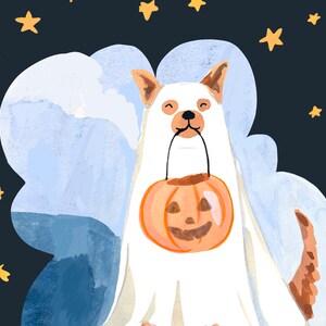 Puede incluir: Un perro blanco vestido de fantasma para Halloween lleva un cubo de calabaza. El perro est&aacute; de pie frente a un fondo de acuarela azul y blanco con estrellas amarillas.