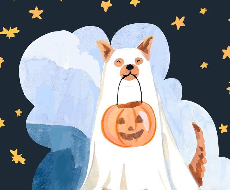 Puede incluir: Un perro blanco vestido de fantasma para Halloween lleva un cubo de calabaza. El perro est&aacute; de pie frente a un fondo de acuarela azul y blanco con estrellas amarillas.