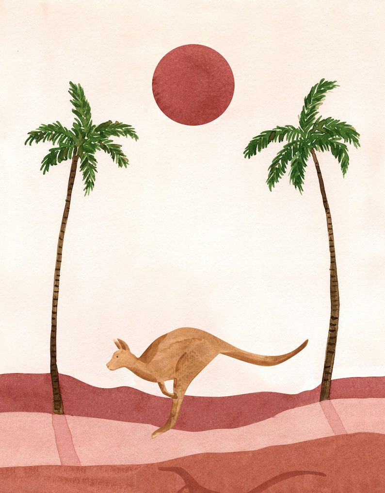 Puede incluir: Una ilustraci&oacute;n de acuarela de un canguro saltando frente a dos palmeras con un gran sol rojo en el fondo. La escena est&aacute; pintada en tonos de rosa y marr&oacute;n.