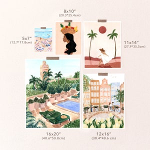 K&ouml;nnte beinhalten: Ein Set mit 8 Aquarell-Illustrationen, die verschiedene Szenen zeigen, darunter eine Frau mit einem Korb voller Fr&uuml;chte auf dem Kopf, eine Strandszene mit Sonnenschirmen, ein Pool mit Palmen, eine Stadtstra&szlig;e mit Geb&auml;uden und eine Frau, die am Strand spaziert. Die Illustrationen sind auf wei&szlig;em Papier gedruckt und in verschiedenen Gr&ouml;&szlig;en erh&auml;ltlich, von 12,7x17,8 cm bis 40,6x50,8 cm.